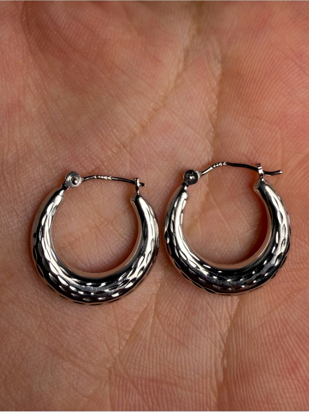 14K White Gold Diamond Cut Huggie Hoop Earrings Latch Back 11.25mm